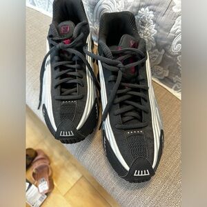 Nike Women's Shox R4 remake of 2001 running shoes color: true berry!